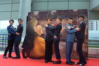 オリジナルの“美女と野獣ポーズ”を披露する超特急。