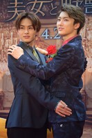 美女と野獣になりきるタクヤとユーキ。