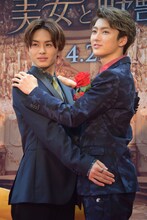 美女と野獣になりきるタクヤとユーキ。