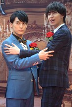 美女と野獣になりきるユースケとタカシ。