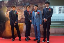 映画が楽しみで、着信音を1週間前から“ベル音”にしていることを報道陣に報告するユースケ（右から2番目）。