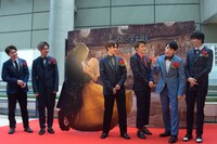 フォトセッションが終わるなり、話を始める超特急。