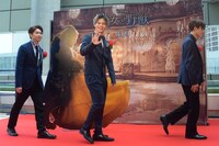 手を振るカイ（中央）。