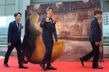 手を振るカイ（中央）。