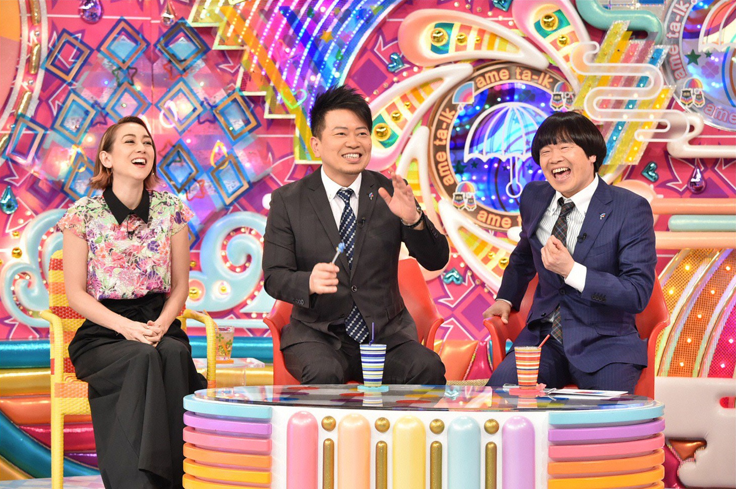 左からSHELLY、雨上がり決死隊。(c)テレビ朝日
