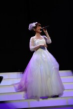 純白のドレスで登場した花澤香菜。（photo by LUCKMAN）