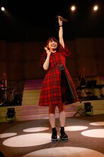 手振りを付けてダンスを踊る花澤香菜。（photo by LUCKMAN）