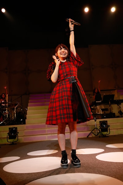 手振りを付けてダンスを踊る花澤香菜。（photo by LUCKMAN）