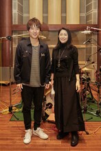 左から小渕健太郎（コブクロ）、石川さゆり。