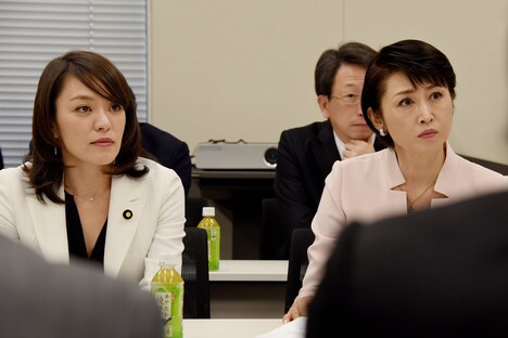 会合に出席した今井絵理子参議院議員(左)、三原じゅん子参議院議員(右)。