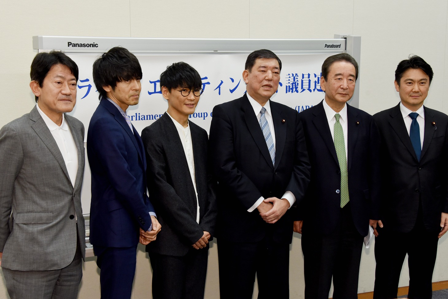 左からコンサートプロモーターズ協会の中西健夫会長、日本2.5次元ミュージカル協会の松田誠代表理事、山口一郎（サカナクション）、ライブ・エンタテインメント議員連盟の石破茂会長、鴨下一郎幹事長、山下貴司事務局長。