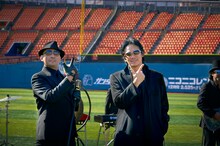 横山剣（クレイジーケンバンド）と伊原剛志。