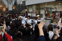 MAGiC BOYZのゲリラライブの様子。