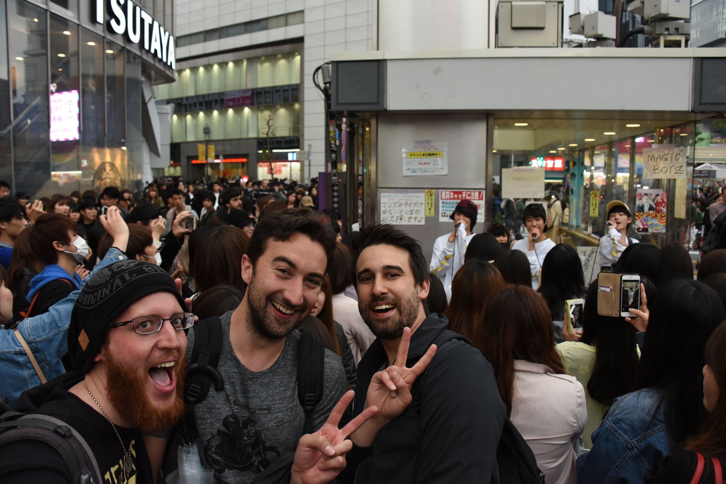 マジボのライブを楽しむ男性たち。