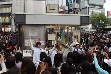 MAGiC BOYZのゲリラライブの様子。