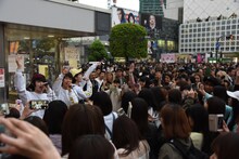 MAGiC BOYZのゲリラライブの様子。