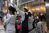 ジョー（右）もMCの後ろからライブを盛り上げる。