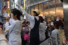 ジョー（右）もMCの後ろからライブを盛り上げる。