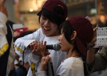 マヒロ（左）にマイクを向けけられるジョー（右）。