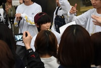 チラシを配るジョー。