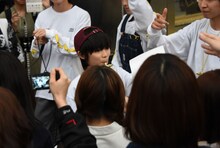 チラシを配るジョー。