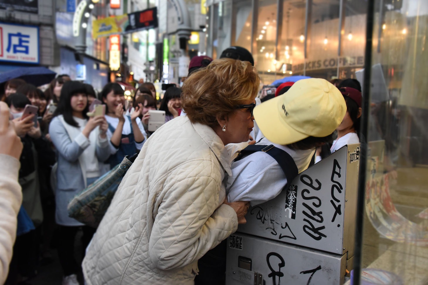 キスを迫られるリュウト（右）。
