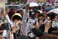 チラシを配るリュウト。