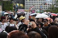 チラシを配るリュウト（中央）。