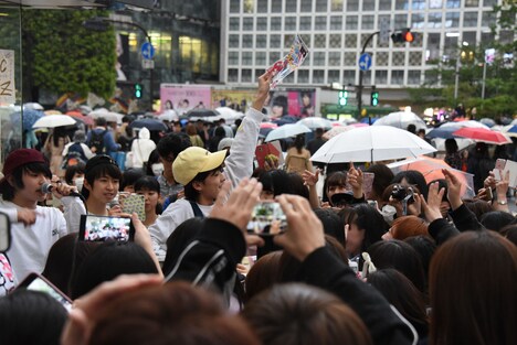 チラシを配るリュウト（中央）。