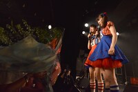 ファンから花束を贈られる生ハムと焼うどん。