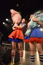 ファンから花束を受け取った生ハムと焼うどん。