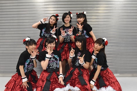 ツアー初日公演終了直後の私立恵比寿中学。