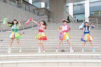 「フレ！フレ！」をタオルを振り回しながら披露するときめき▽宣伝部。