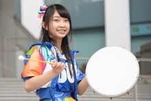 「ドンウォーリー！」のイントロで太鼓を叩く辻野かなみ。