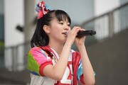 ライブの最後に挨拶をする坂井仁香。