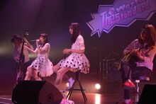 「好きな人とか居ますか」を歌う廣川奈々聖と三品瑠香。