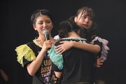 廣川奈々聖（中央）を抱きしめる坂元葉月（左）と三品瑠香（右）。