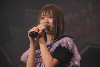 涙を流しながら挨拶する松田美里。