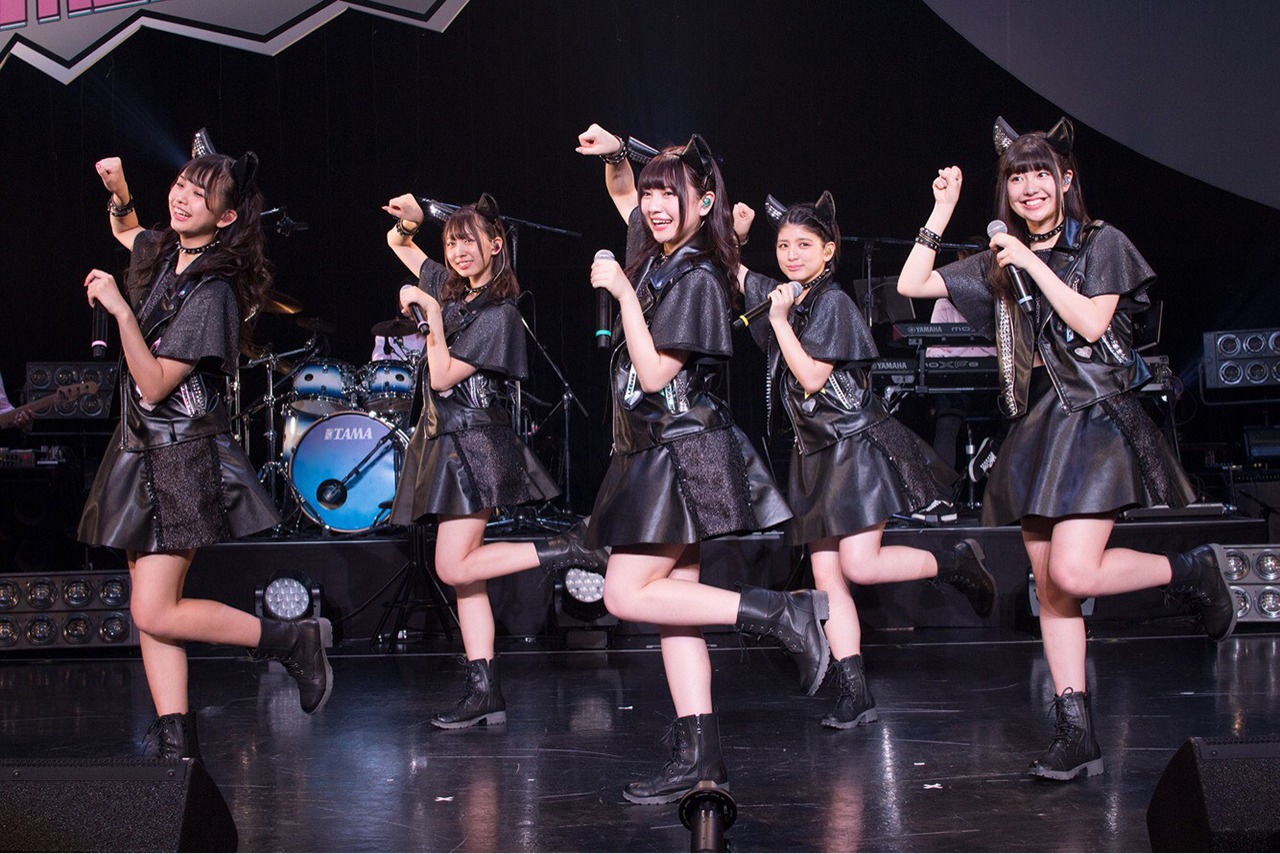 「いぬねこ。青春真っ盛り」を披露するわーすた。（写真提供：エイベックス・グループ）