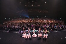 わーすた「The World Standard ～夢があるからついてきてね～」東京・Zepp DiverCity公演で行われた記念撮影の様子。（写真提供：エイベックス・グループ）