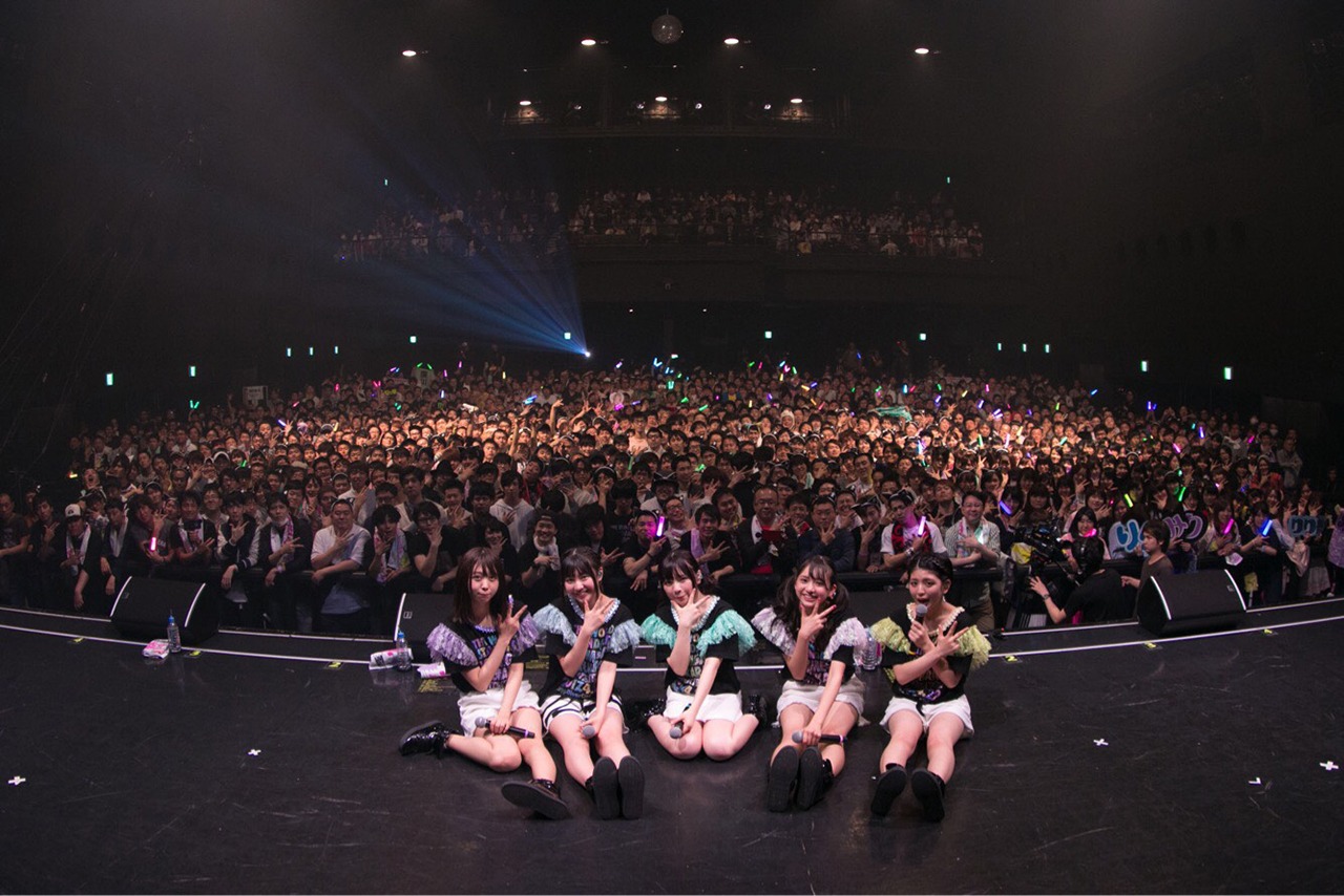 わーすた「The World Standard ～夢があるからついてきてね～」東京・Zepp DiverCity公演で行われた記念撮影の様子。（写真提供：エイベックス・グループ）