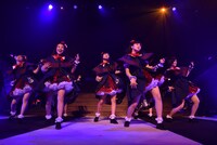 新曲「制服“報連相”ファンク」を披露するエビ中。