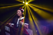 校舎をモチーフにしたセットの階段を上がる柏木ひなた。