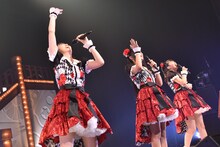 「莉奈言えたよー!!」と天を仰いで叫ぶ安本彩花（左）。