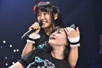 小林歌穂（右）を抱き抱える廣田あいか（左）。