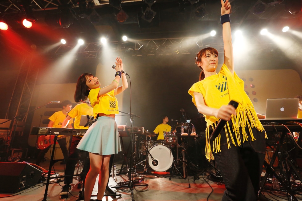 小松未可子ツーマン企画第2弾、fhanaと一緒に新曲＆あのダンスを生披露