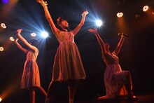 左から神岡実希、鉄戸美桜、我妻桃実。