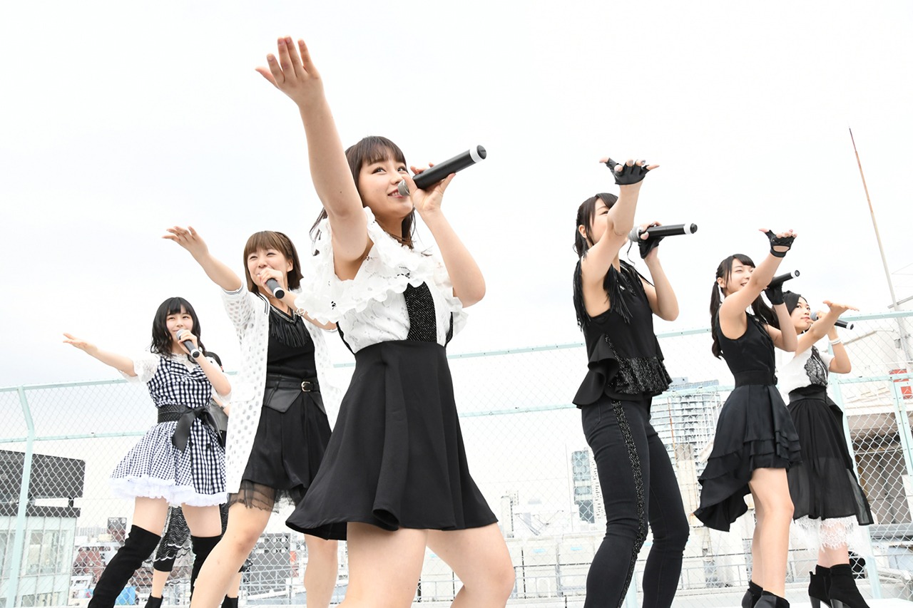 転校少女歌撃団「じゃじゃ馬と呼ばないで」のミュージックビデオ撮影イベントの様子。（撮影：古川朋久）