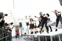 転校少女歌撃団「じゃじゃ馬と呼ばないで」のミュージックビデオ撮影イベントの様子。（撮影：古川朋久）