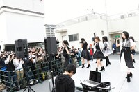 転校少女歌撃団「じゃじゃ馬と呼ばないで」のミュージックビデオ撮影イベントの様子。（撮影：古川朋久）